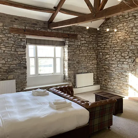 The Greyhound 3* Shap